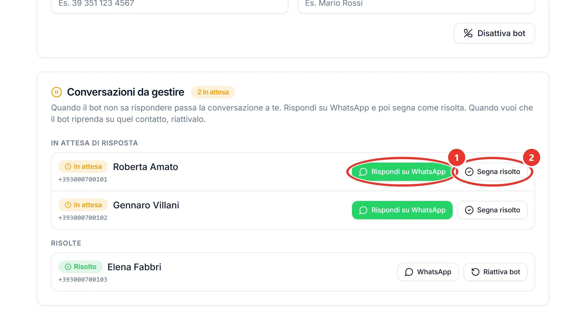 Il riquadro Conversazioni da gestire con l’etichetta 2 in attesa: due contatti In attesa con i pulsanti verdi Rispondi su WhatsApp e i pulsanti Segna risolto; sotto, nella sezione Risolte, un contatto con i pulsanti WhatsApp e Riattiva bot.