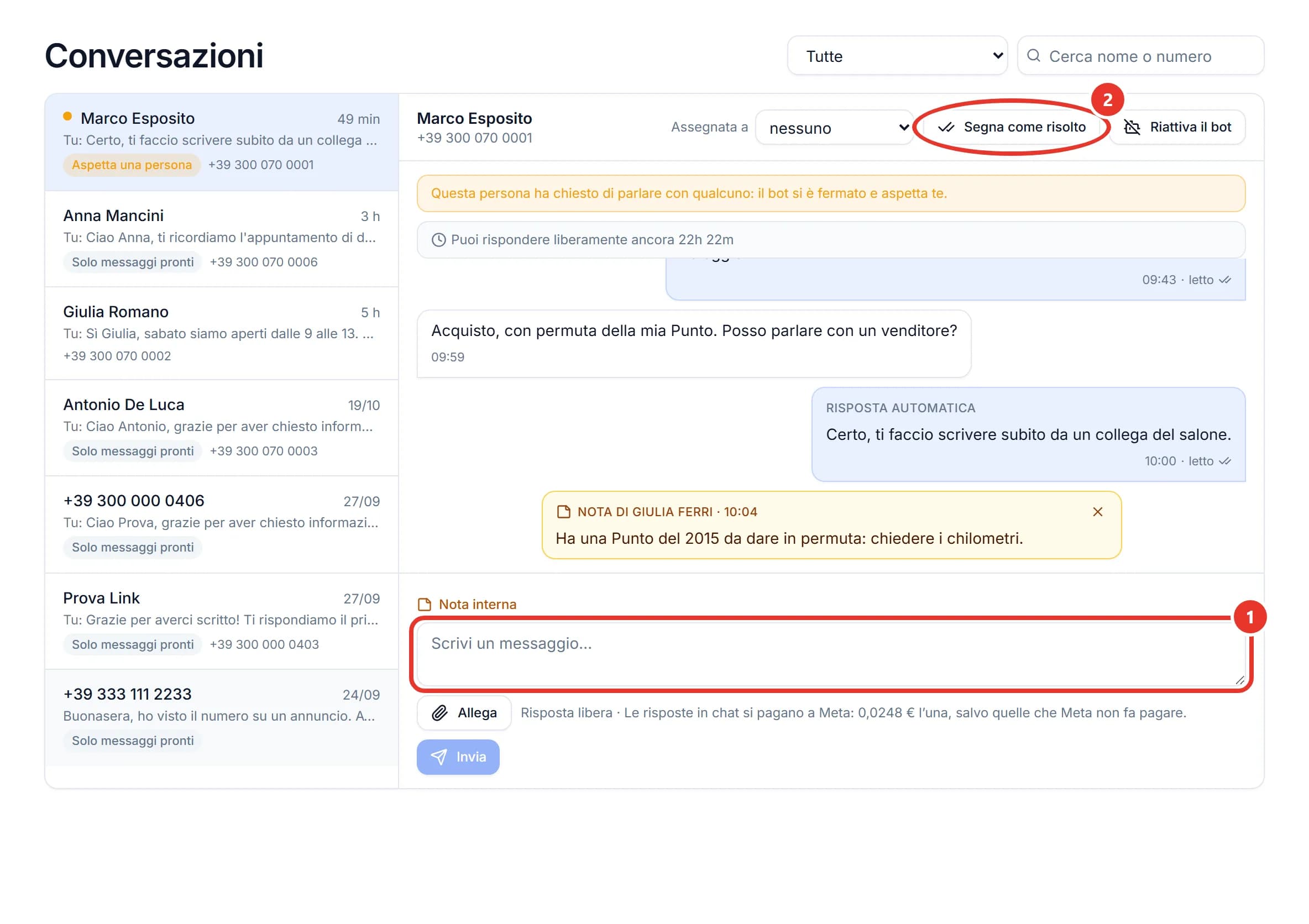 La pagina Conversazioni: a sinistra l’elenco con Marco Esposito evidenziato e l’etichetta Aspetta una persona; a destra la sua chat con l’avviso giallo che il bot si è fermato e aspetta te, l’avviso Puoi rispondere liberamente ancora 22h 38m, la risposta automatica del bot, una nota interna gialla. Cerchiati in rosso la casella Scrivi un messaggio e il pulsante Segna come risolto; accanto Riattiva il bot e la tendina Assegnata a.