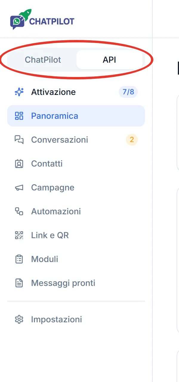 Il menu a sinistra del pannello di ChatPilot API: in alto l’interruttore con le linguette ChatPilot e API cerchiato in rosso, sotto le voci Attivazione, Panoramica, Conversazioni con un pallino arancione, Contatti, Campagne, Automazioni, Link e QR, Moduli, Messaggi pronti e Impostazioni.